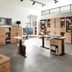 Komplettbüro SONOS II 10-teilig aus Esche mit Schreibtischen, Schranksystem und Regalen in heller Holzoptik in Raumsetting.