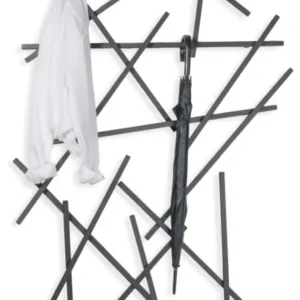 Spinder Garderobe MATCHES Black mit schwarzem Metallgestell und aufgehängten weißen und schwarzen Textilien in Gesamtansicht.