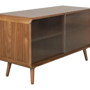 Sideboard Rise Walnut mit Schiebetür aus Riffelglas, Gesamtansicht von vorne schräg oben.