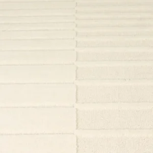 Wollteppich Crossing 160x230 cm in Beige, Detailansicht des grafischen Musters mit horizontalen Streifen.