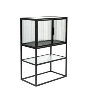 Schrank Boli Small Black mit schwarzem Stahlrahmen, Glaseinsätzen und zwei offenen Ablagefächern in Gesamtansicht.