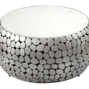 Couchtisch rund 66 cm mit weißer Marmorplatte und silbernem Aluminium-Gestell mit Münzprägung, Gesamtansicht.