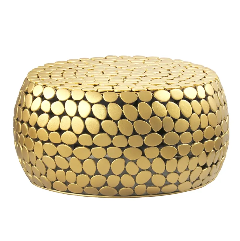 Gesamtansicht des runden Couchtischs Aluminium Gold mit strukturierter, münzförmiger Oberflächengestaltung in Gold.
