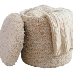 Sitzhocker Boho mit Stauraum aus Wolle in Beige, Gesamtansicht mit aufgeklapptem Deckel und darin liegendem Kissen.