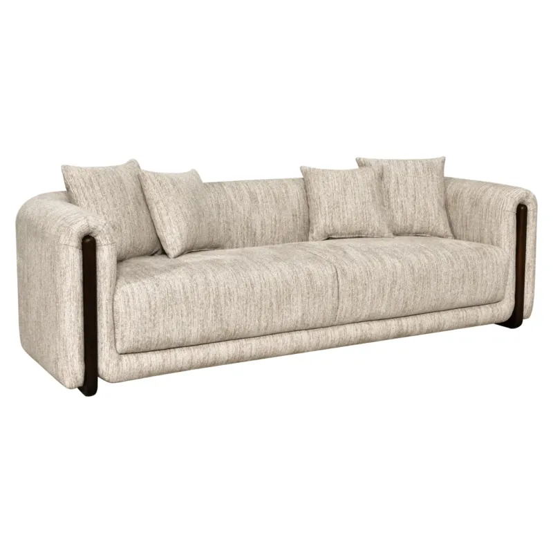 Sofa Winslov Natural Softweave, Gesamtansicht von vorne, beige Polsterung mit Kissen und dunklen Holzarmlehnen.