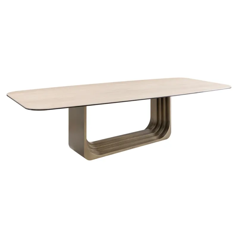 Esstisch Maxfield beige in Gesamtansicht mit heller Keramikplatte und geschwungenem Eisengestell in Brauntönen.