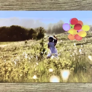 Sommerliche Postkarte Mädchen-mit-ballons-auf-wiese
