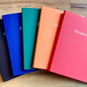 Zeugnismappe in 5 Farben mit silbernem Aufdruck "Zeugnisse", rot, orange, grün, blau und schwarz. Diese Mappen und anderen Schulbedarf bei Polly Paper in Berlin-Mitte