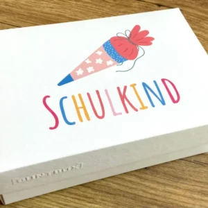 Geschenkschachtel mit dem bunten Aufdruck "Schulkind" und Schultüte -zum Schulstart. Erhältlich bei Polly Paper, umweltfreundlicher Schulbedarf in Berlin-Mitte