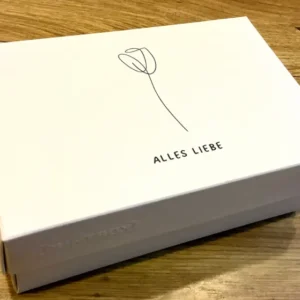 Geschenkschachtel mit dem Aufdruck "Alles Liebe". Erhältlich bei Polly Paper, umweltfreundlicher Geschenk-Bedarf in Berlin-Mitte